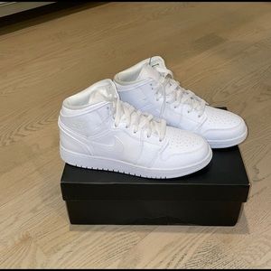 Nike air jordan 1 mid triple white size 7boy 9W